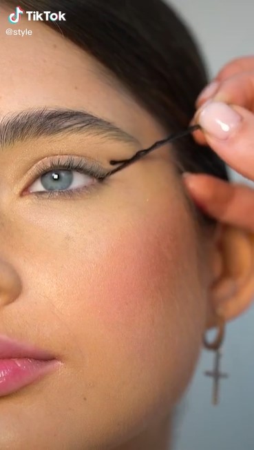 Eyeliner hack bobby pin liner 2