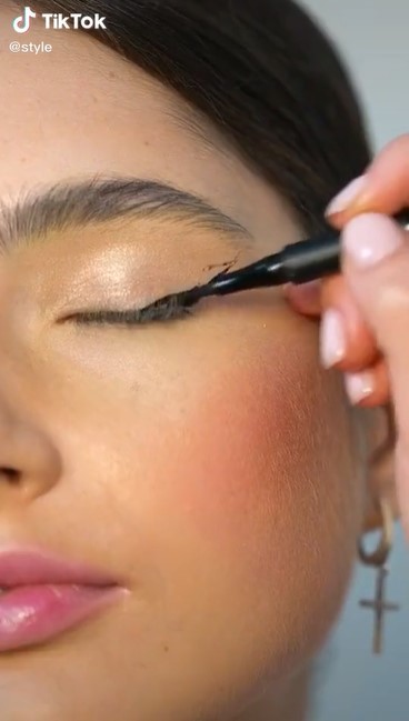 Eyeliner hack bobby pin liner 3