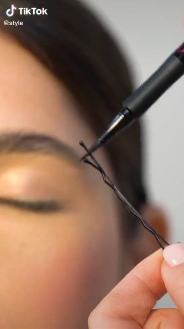 Eyeliner hack bobby pin liner 1